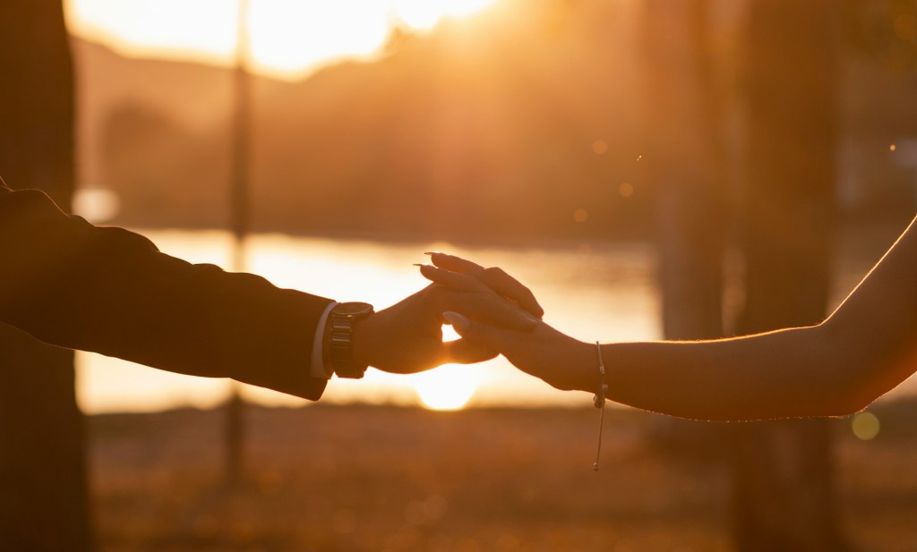 Varna navezanost: kako se oblikuje – in kako se izraža v partnerskem odnosu