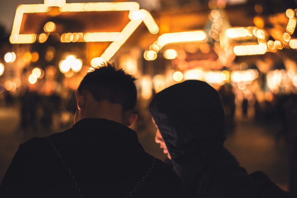 Praznični stres in čustvena regulacija v paru: Kako lahko partner postane vir varnosti – ali dodatni&nbsp;sprožilec